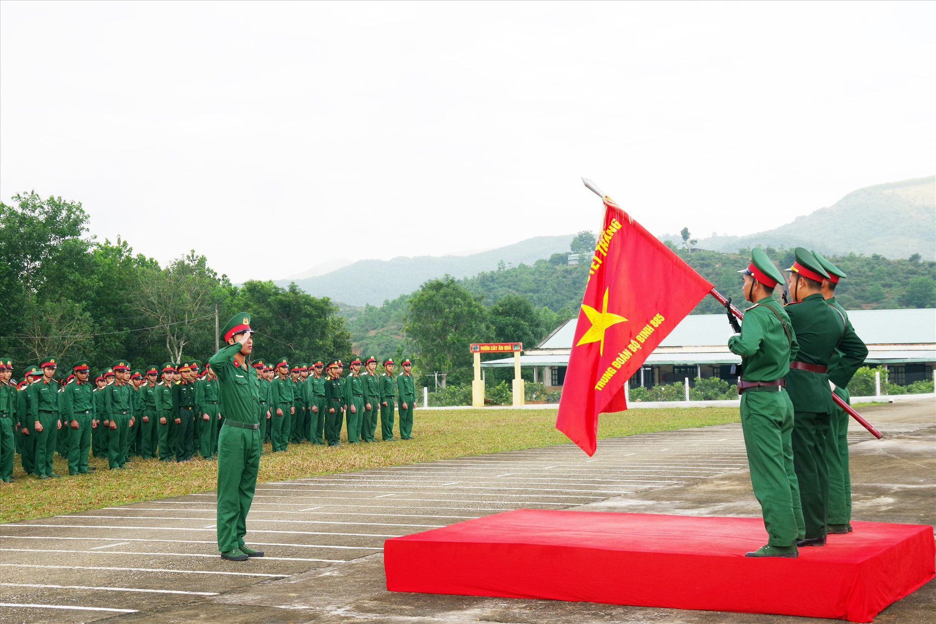 ĐOÀN VIÊN THANH NIÊN TRƯỜNG MẦM NON MỸ TÚ THAM GIA HỖ TRỢ TRANG TRÍ HỘI TRẠI TÒNG QUÂN NĂM 2024 CHO ĐƠN VỊ XÃ MỸ TÚ